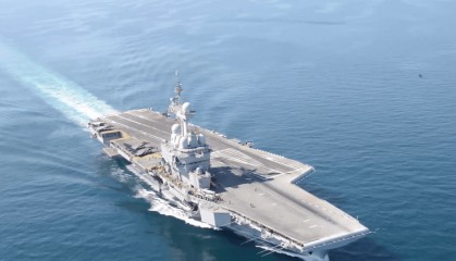 法国航母刚进入南海，迎面遇上40艘中国军舰？法高官称做好开战准备，比美舰受尊重