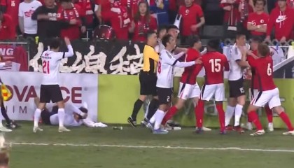 中国香港球员不满拜合拉木:我们是一个大家庭,他们不能欺负球迷