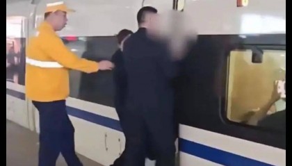 上海虹桥站有旅客扒车门？铁路上海站回应：系身体不适