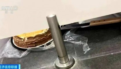 冲上热搜！知名商超代购在厕所分装蛋糕？