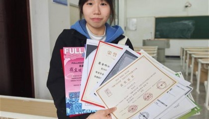 大二女生打三份工,攒5万元游历20多个城市