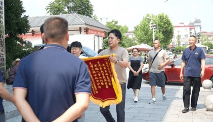 张家界司机高速上突发疾病，晕倒前尽全力熄火刹车救下整车韩国游客，自己不幸离世，年仅41岁，他是退役军人