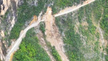 重庆网红“挂壁公路”垮塌，附近村民外出绕行已半月盼修复，当地：已完成排危，正在修