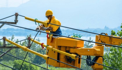 国网杭州供电公司:绝缘手套浸汗水 带电攻坚护清凉