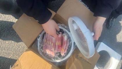 打开电饭煲一看:8万元现金!女子被当街拦下