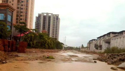 莆田群众给福建省领导留言：交房4年了，小区门口仍是土路