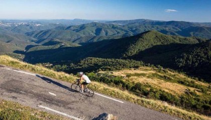 法国77岁男子掉落约40米深山谷，靠喝红酒撑过3天