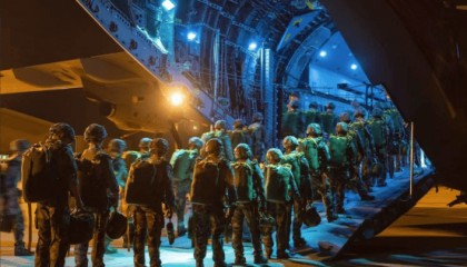 俄军发现大批外军和武器进乌，拜登允许承包商在乌修理美供武器