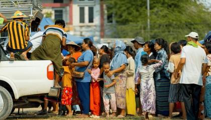 高清图集丨缅甸强震第五天的曼德勒：头顶是星空，大地上是孩子
