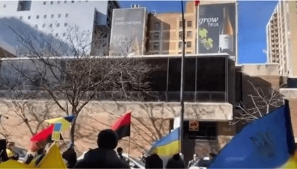 中国大使馆被“包围”,乌克兰人反复高喊6个字,中方签下大名