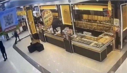 泰国一群蒙面劫匪持枪洗劫金店,一军人中弹