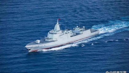 美核潜艇拦不住!055编队踩到澳方领海基线,机密基地要被看光?