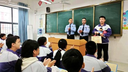 初二男生捡到1.4万余元现金,淡定拍视频后报警物归失主,民警送“奖”到校园