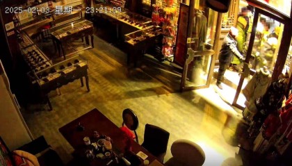 大同官方核查“店铺被撬锁开灯”事件,律师:撬锁入室涉嫌违法,且滥用行政权力