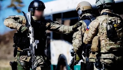 俄特种部队潜入乌控区“突袭”，15分钟抓走3名北约高官，西方措手不及！