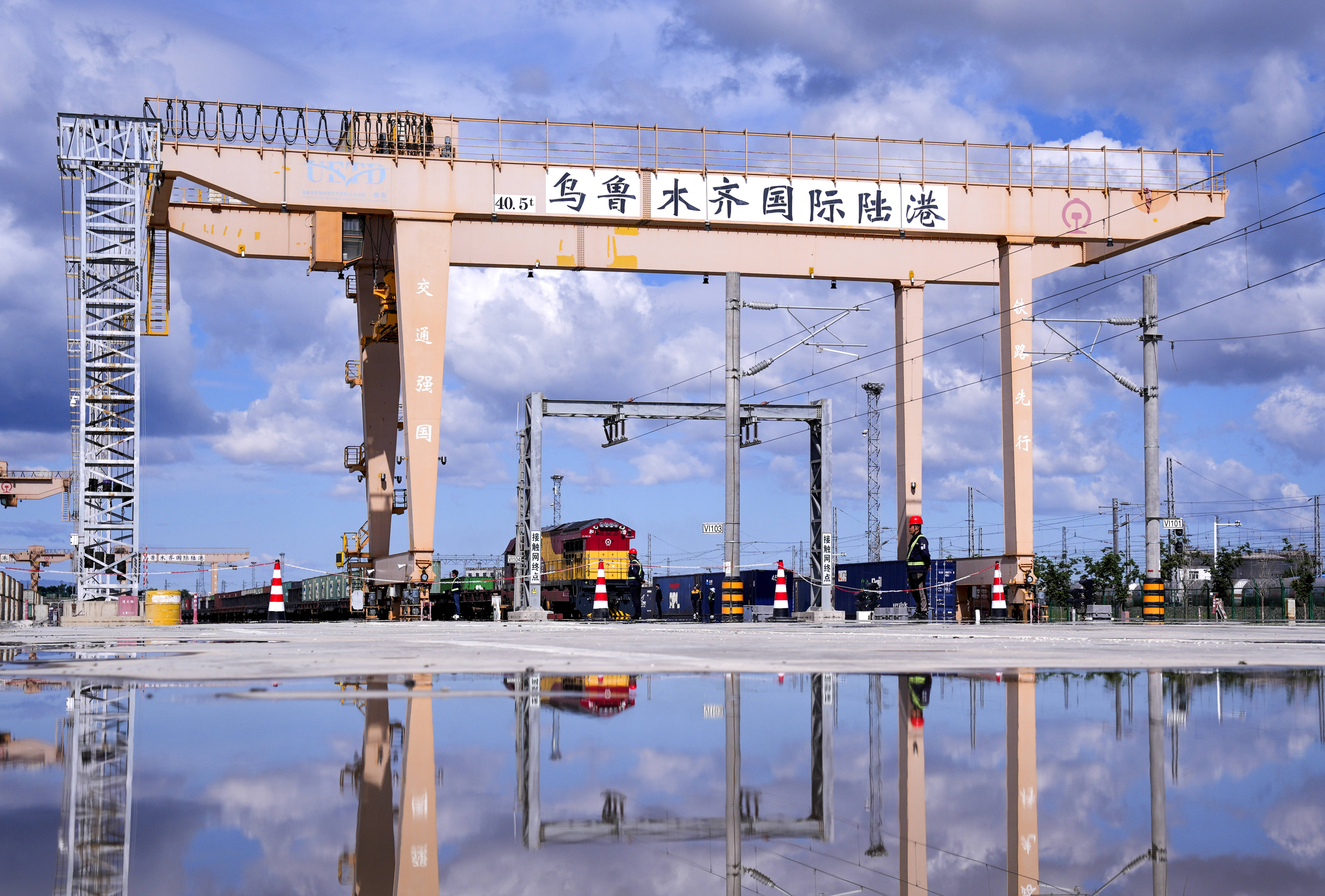 新华全媒头条|雪莲绽放新时代 团结奋斗谱新篇——以习近平同志为核心的党中央情系天山儿女引领新疆发展纪实