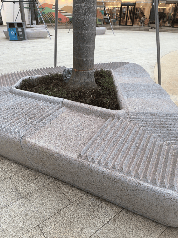 深圳一公园附近现“搓衣板”状绕树石凳，回应：不属公园范围，并非为防止躺卧，出于美观设计