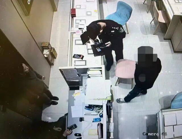 股市套现170万元后,杭州男子豪购300克金条!老板当场报警……