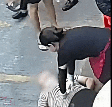 女子吃饭时突然倒地！深圳店主冲了上去，一家3人开始接力...