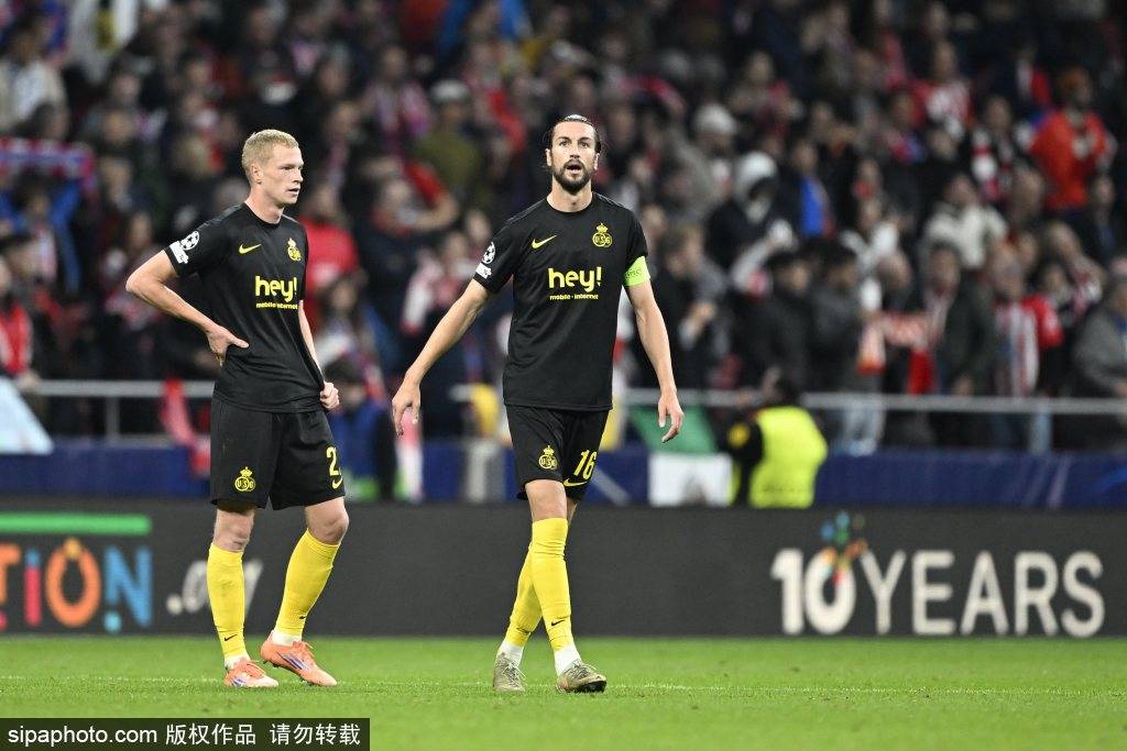 皇马更衣室地震!阿隆索妥协让步,主帅权威遭遇严峻考验