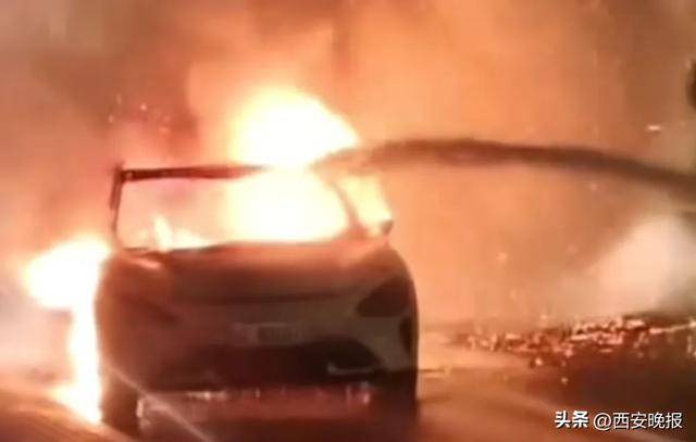 小米汽车起火，消防：车辆在高速发生故障，拖车拖下高速后冒烟起火
