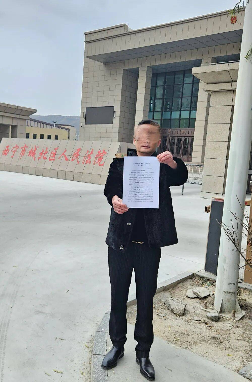 母亲派出所里遭民警责骂,男子插话后被拖进女厕群殴!涉案警员公开受审